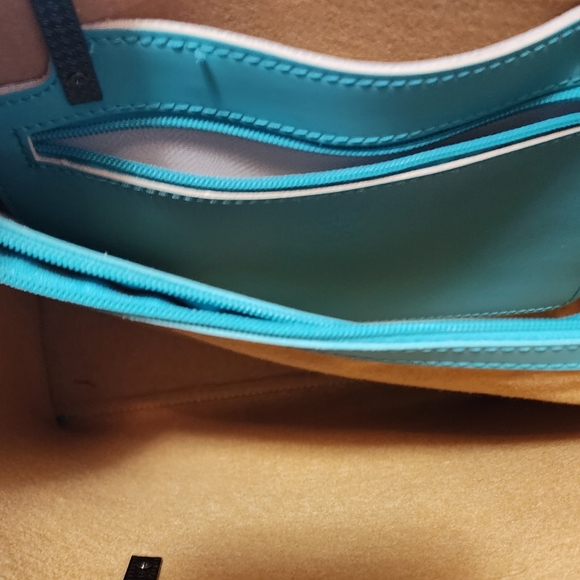 Beautiful Vera Pelle Trapeze Tote - Picture 5 of 9